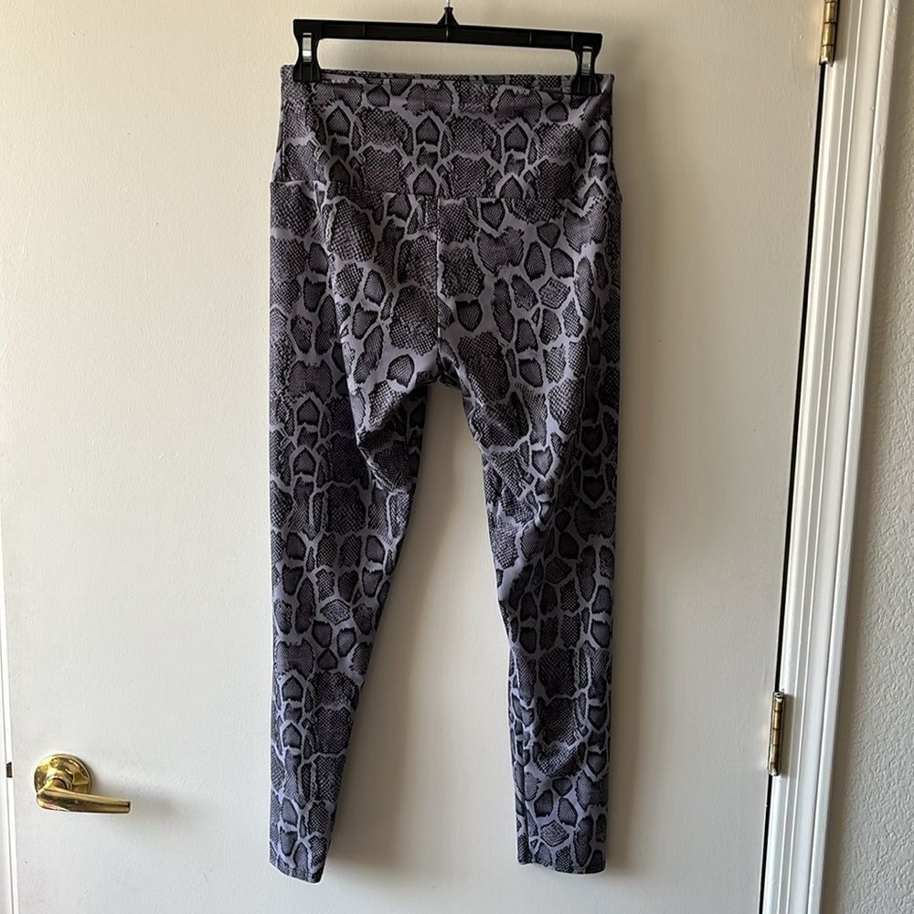 Onzie Leggings Size M Gently used Gray Snakeskin - Picture 2 of 6